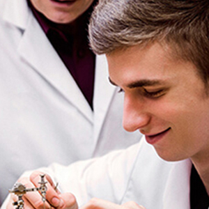 資深手表維修技師